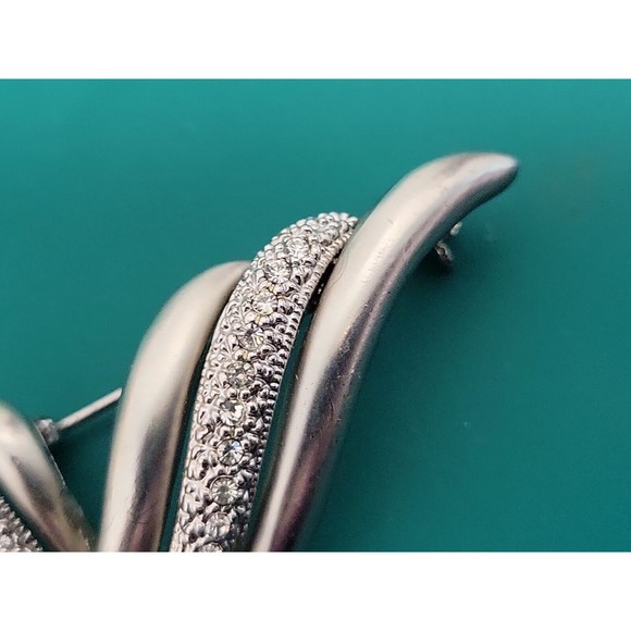 Vintage Silver Tone Rhinestone Pave Wave V Triple Strand Pin Brooch Beautiful - Picture 3 of 9